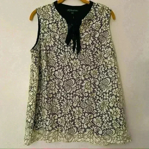 Adrianna Papell Tops - Adrianna Pappell Women’s Lace Top Size Large.